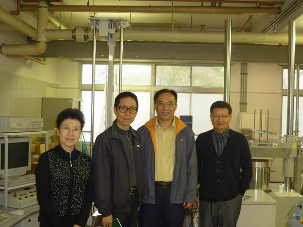 王校助日本参观实验室.jpg