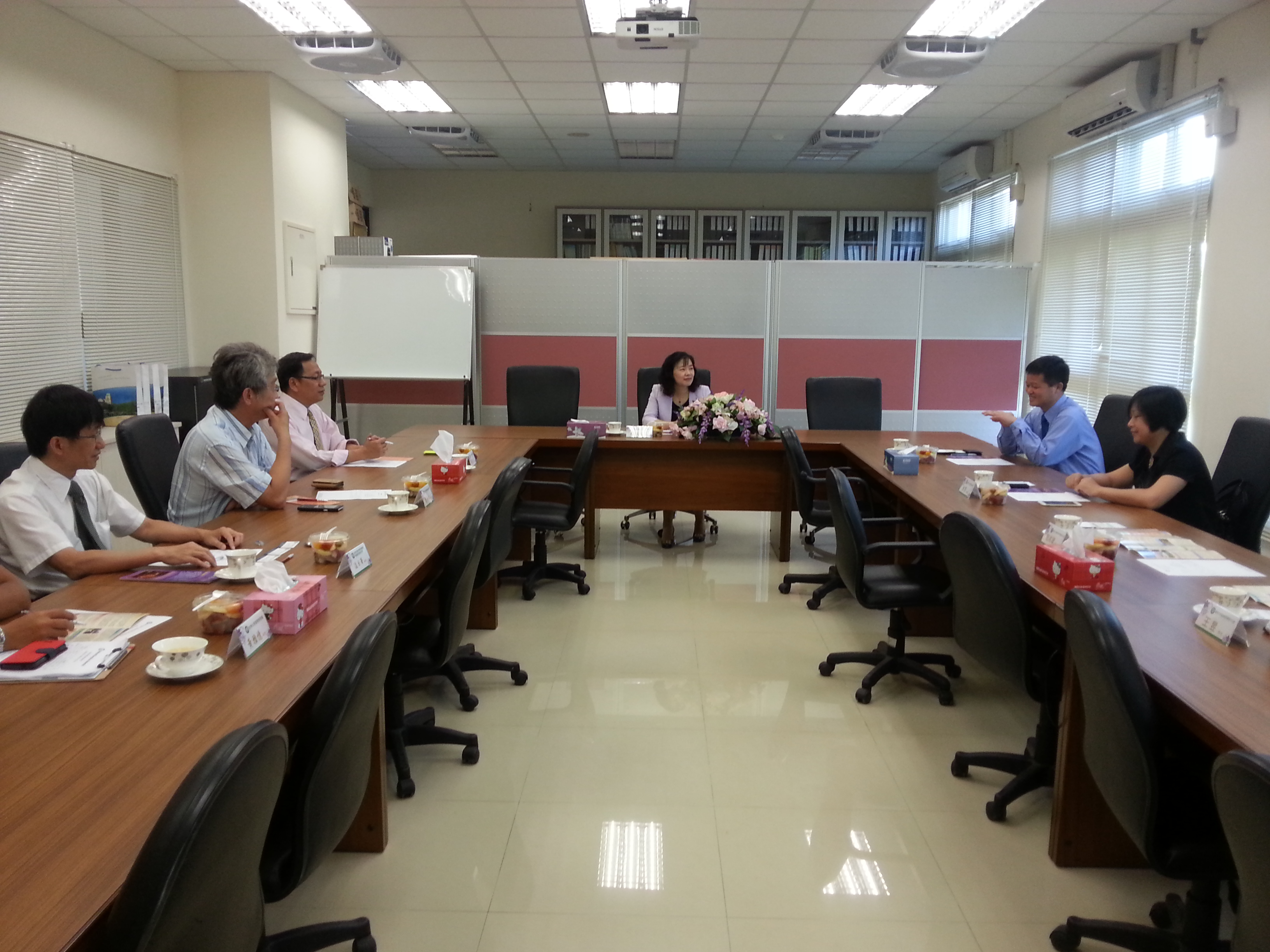 2访问团与东华大学管理学院座谈交流现场.jpg