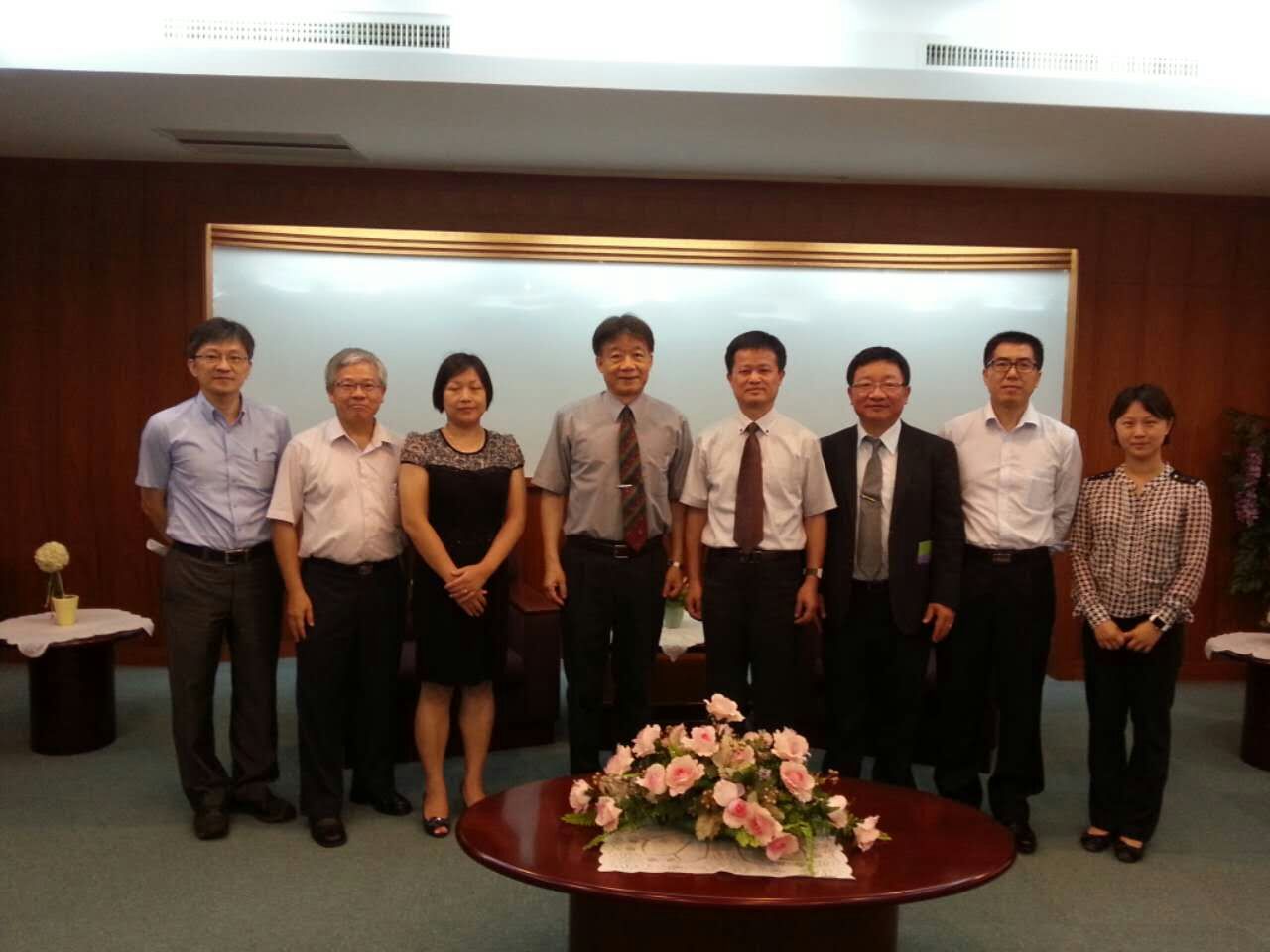 4访问团与义守大学领导合影留念.jpg