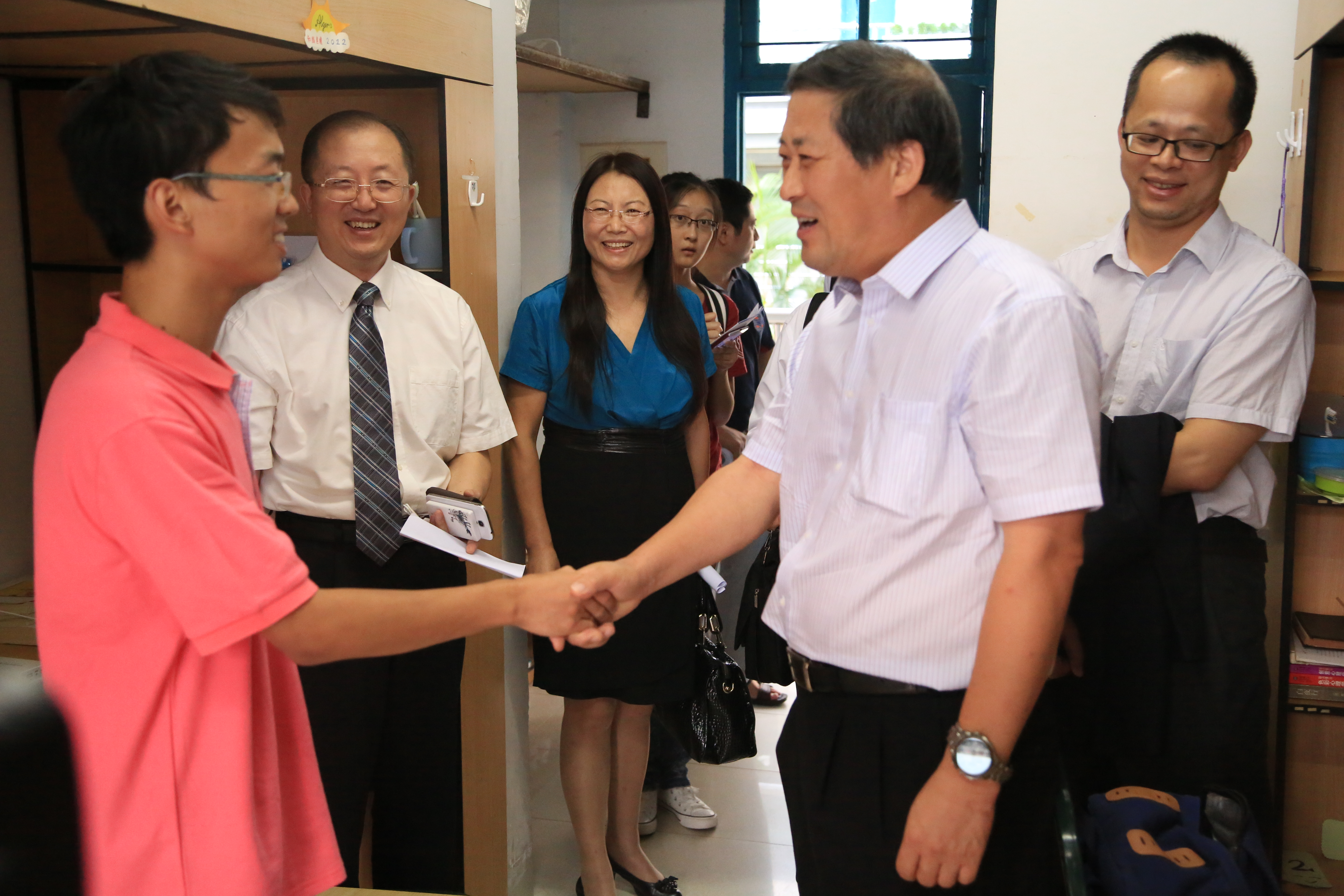 胡军校长慰问贫困生同学2.JPG
