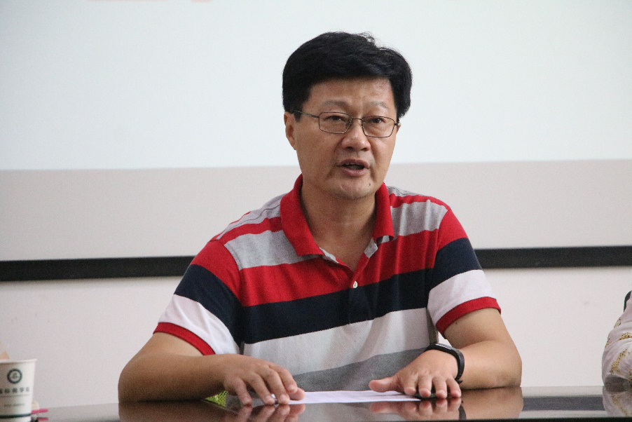 (国际商学院党总支书记滕斌发言)