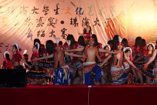 经院土风舞演出震撼全场1.jpg