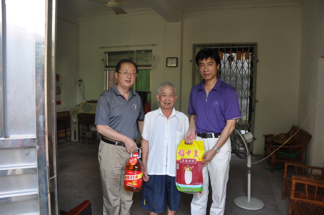 校区慰问帮扶点大胜村老党员